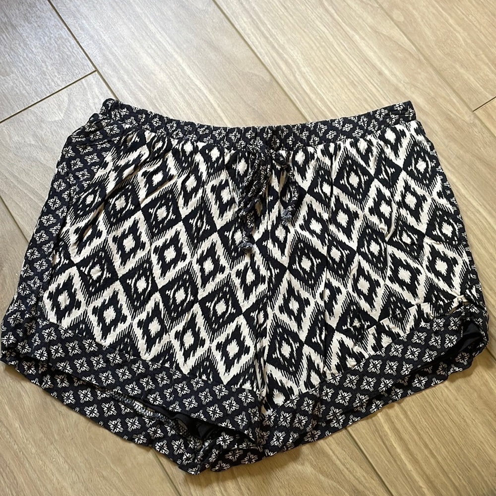 Francesca’s collections abstract shorts